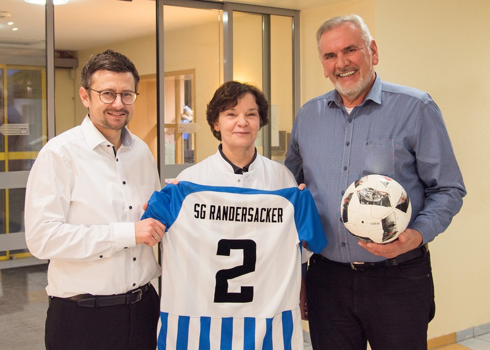 Jochen Gruß (links, Sportleiter Fußball SG Randersacker) zeigt uns stolz das neueste Spendenprojekt der SG Randersacker. Auf den Rückseiten der Trikots der Jugendmannschaft machen sie mit einem bunten Druck auf die Fellkinder in Not e.V. aufmerksam. V.l.n.r. Jochen Gruß, Prof. Dr. Christina Kohlhauser-Vollmuth (Chefärztin der Missio Kinderklinik) und Manfred Rapsch (Abteilungsleiter Fußball SG Randersacker) bei der Spendenübergabe in der Missio Kinderklinik. (Foto: Inline Internet & Werbeagentur)